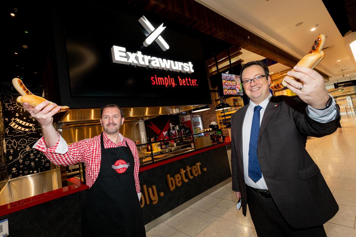 Leading authentic German bratwurst fast-food brand, Extrawurst’s first ever UK restaurant in Merry Hill Shopping Centre was declared officially open last week. Mike Wood MP for Dudley South cut the ‘sausage’ ribbon alongside Extrawurst