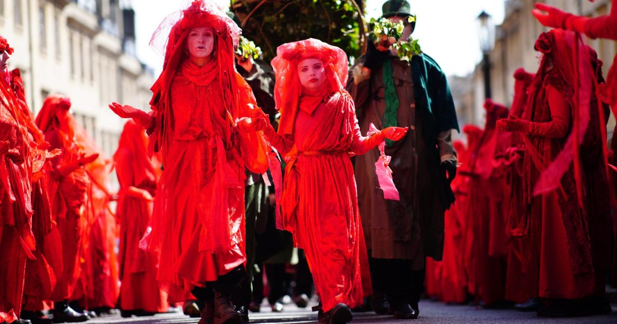 Chris Packham joins hundreds in 'funeral procession' for the natural world - Vimarsana News